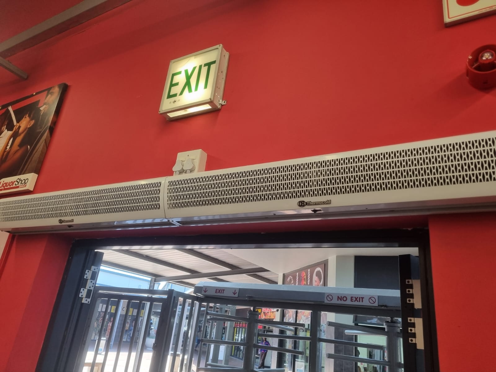 Thermocold air curtain — retail entrance