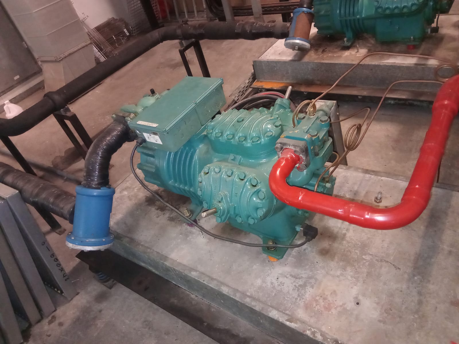 Refurbished compressor installed on anti-vibration mounts