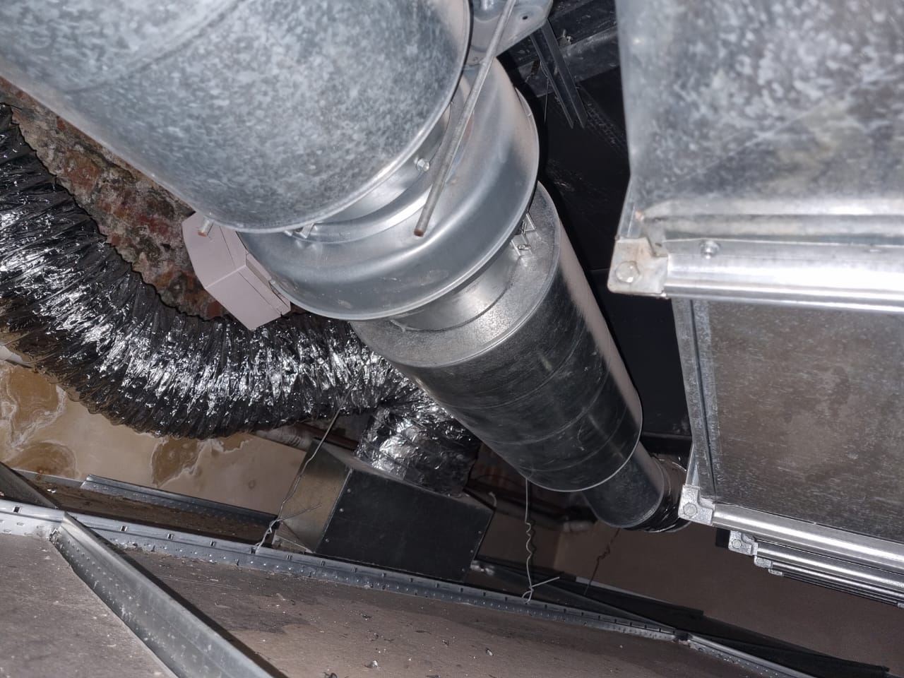 Galvanised spiral ducting & flexi connections — manifold takeoff