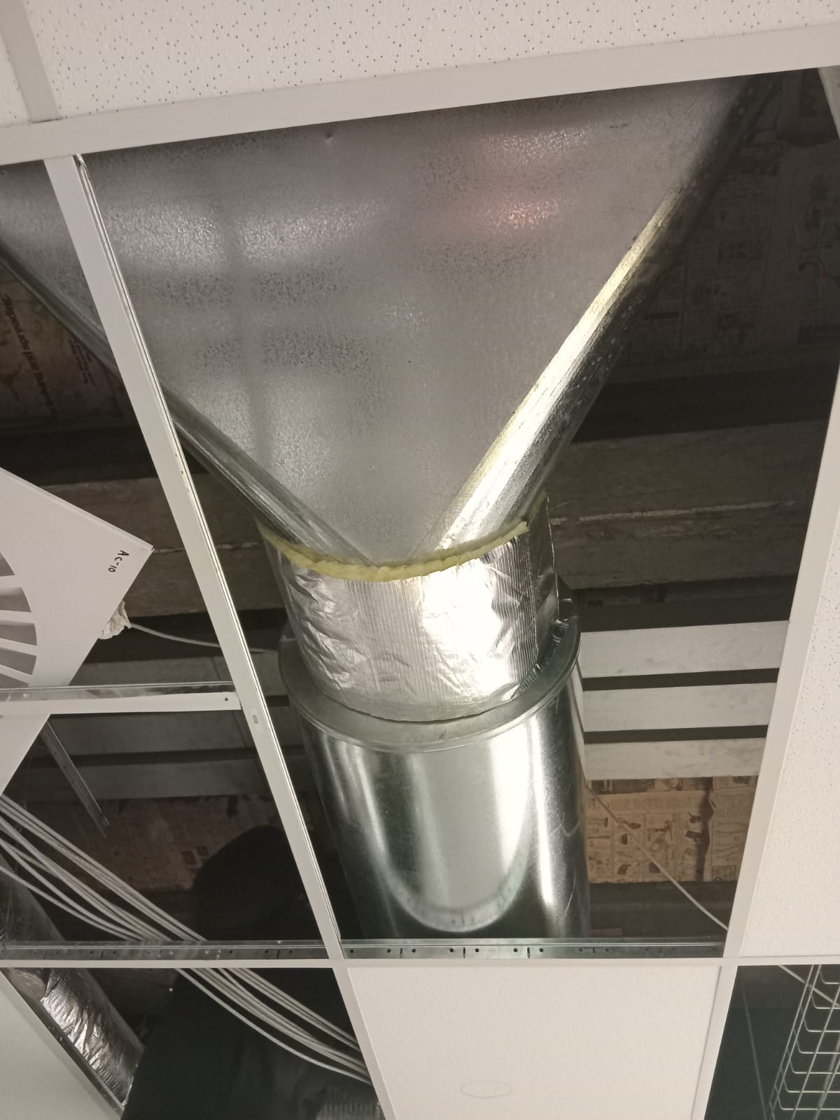 Galvanised transition piece — square-to-round riser with insulated flexi