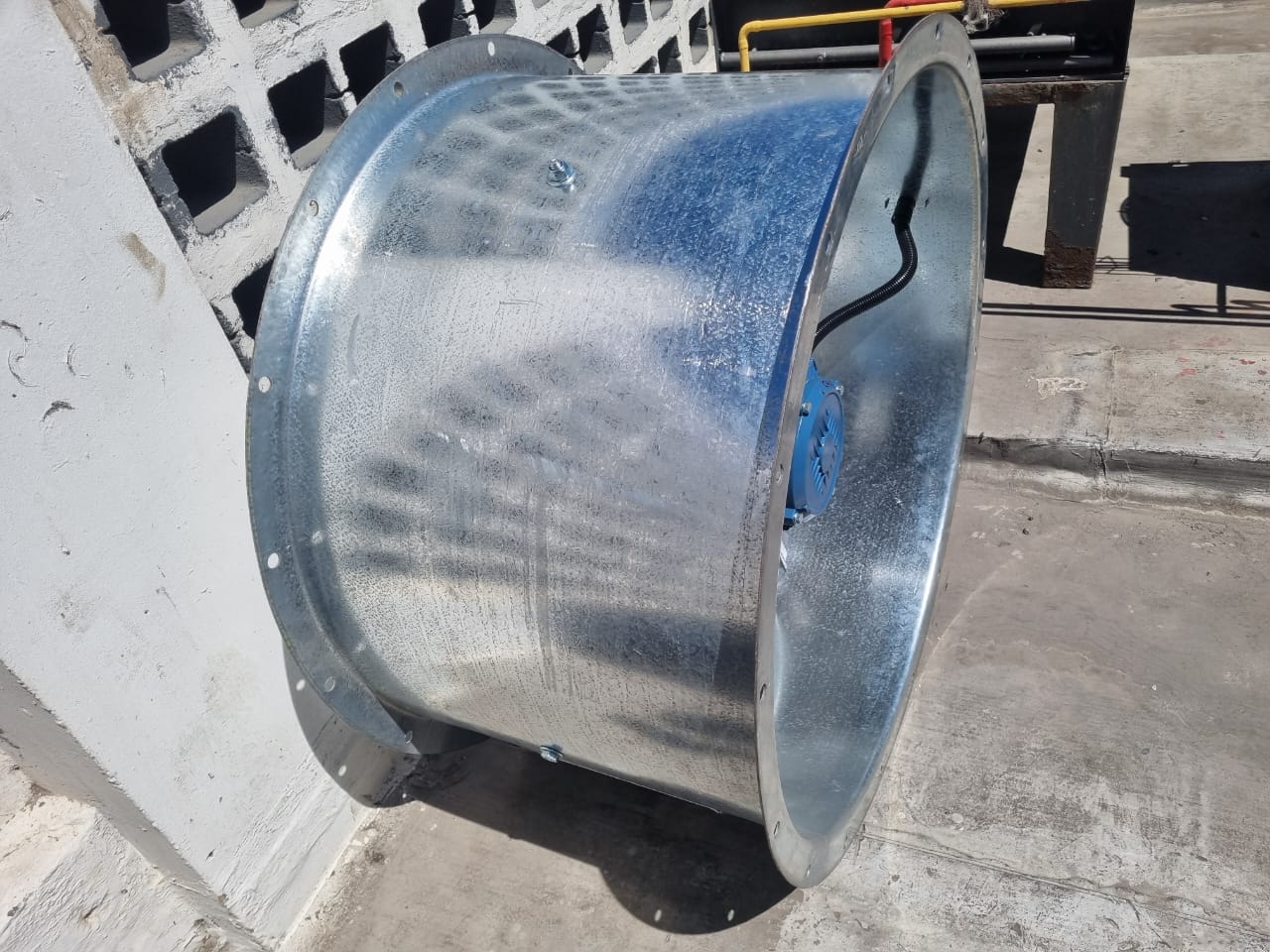 Axial flow fan with motor — rooftop installation