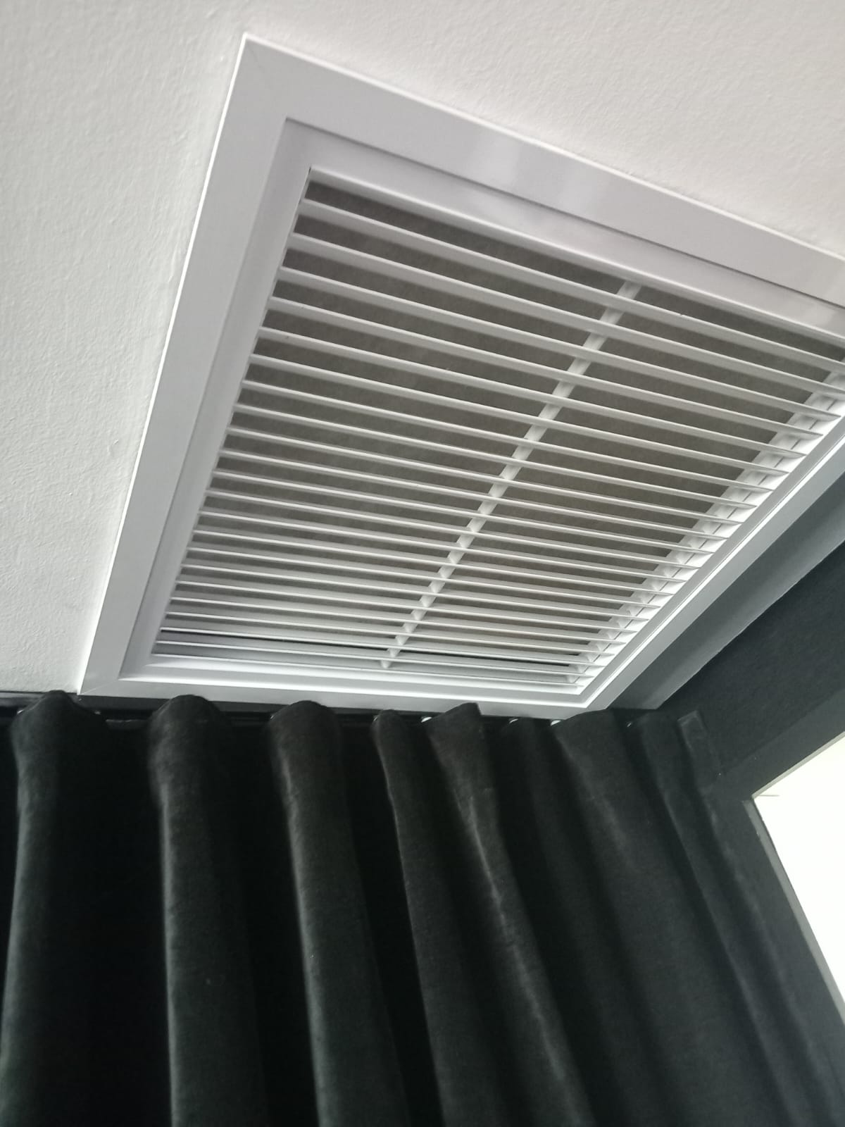 Ceiling supply grille — fresh-air diffuser