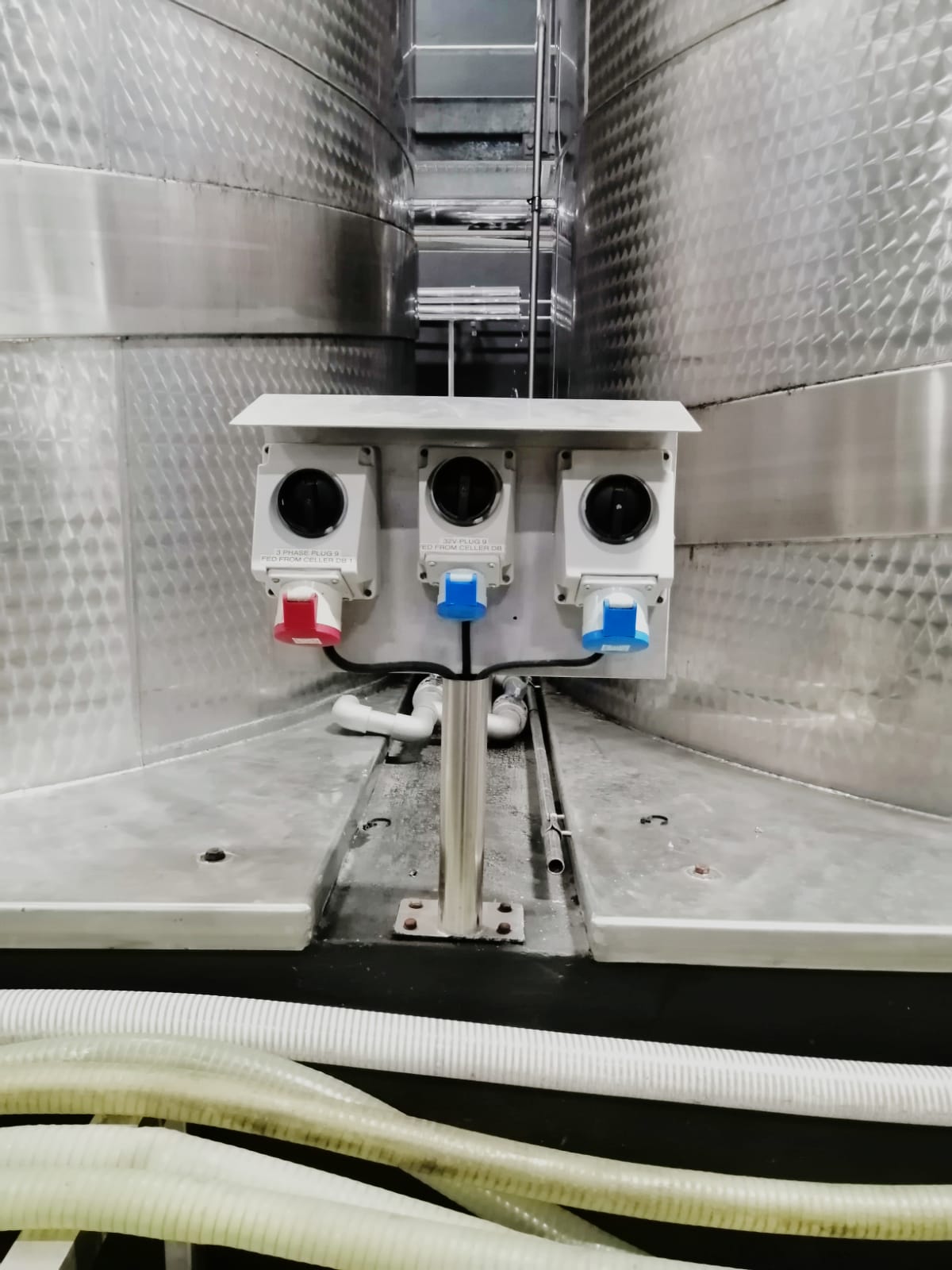 In-tank 3-phase & 32V outlets — cellar distribution board feed