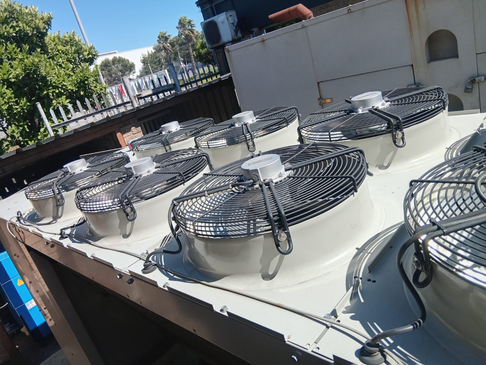 EC fan array on packaged chiller — site commissioning